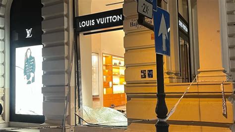 louis vuitton rablás|Exkluzív fotók az Andrássy úti Louis Vuitton üzlet kirablásáról .